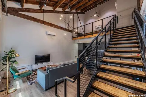 1425 S Flores