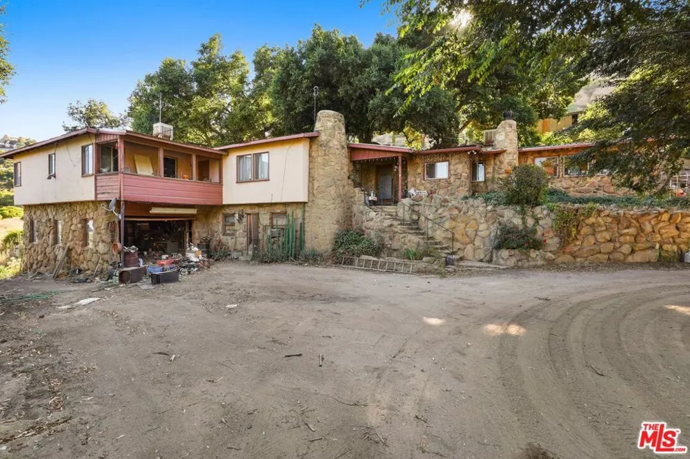 670 Bryant Drive Canoga Park, CA 91304