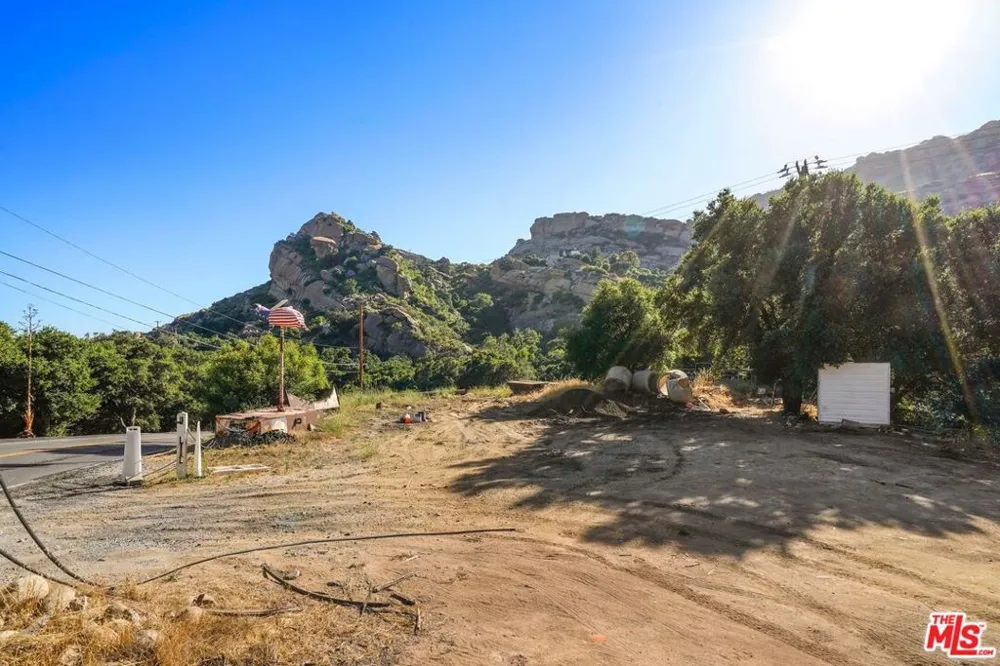 670 Bryant Drive Canoga Park, CA 91304
