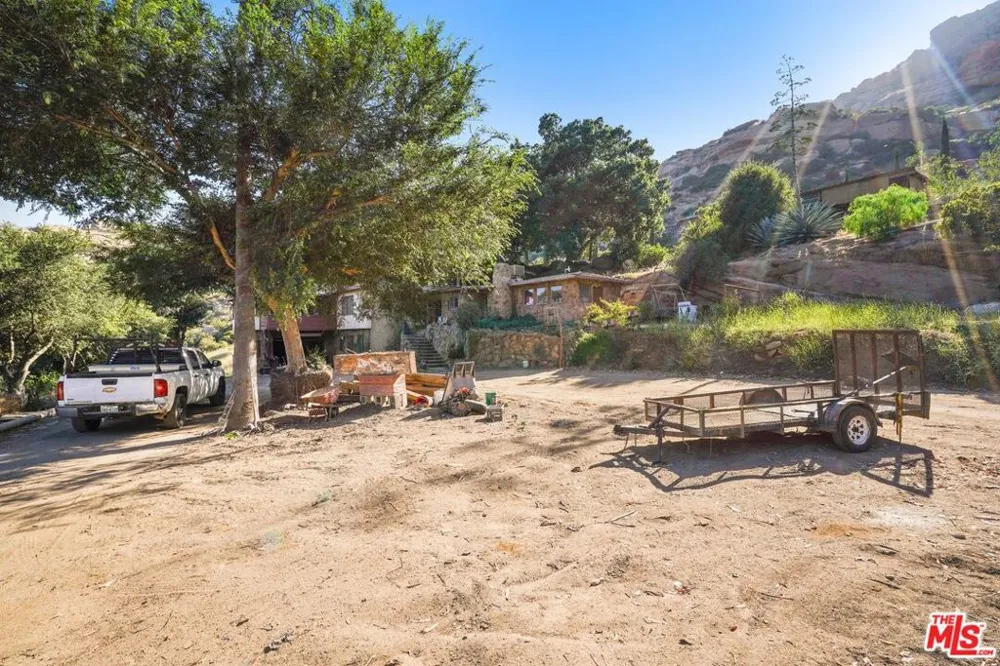 670 Bryant Drive Canoga Park, CA 91304