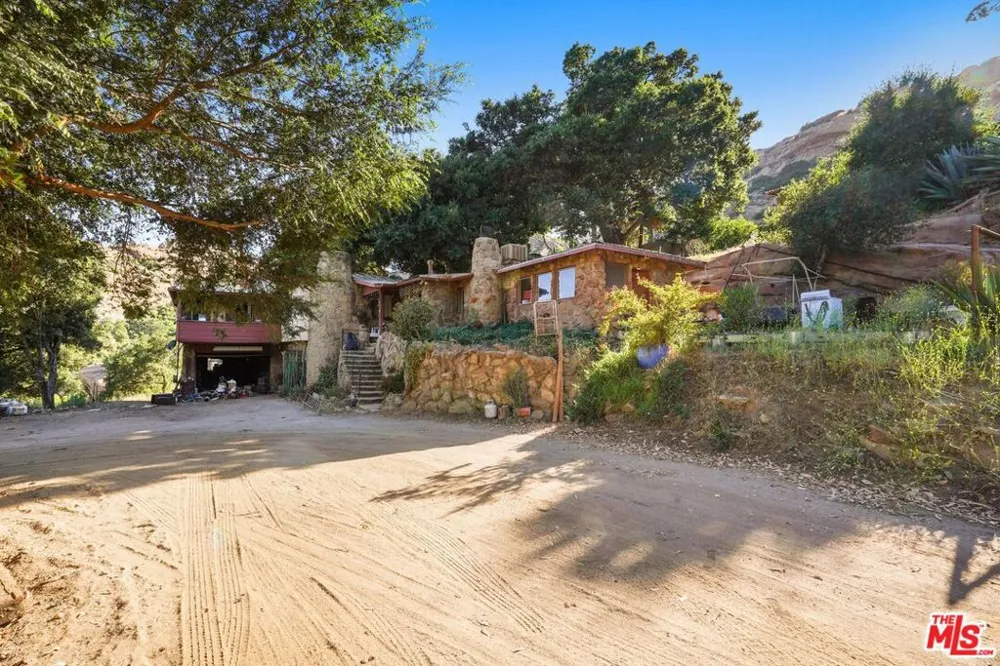 670 Bryant Drive Canoga Park, CA 91304