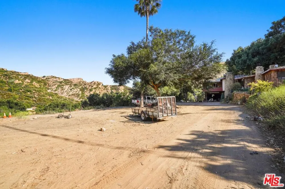 670 Bryant Drive Canoga Park, CA 91304
