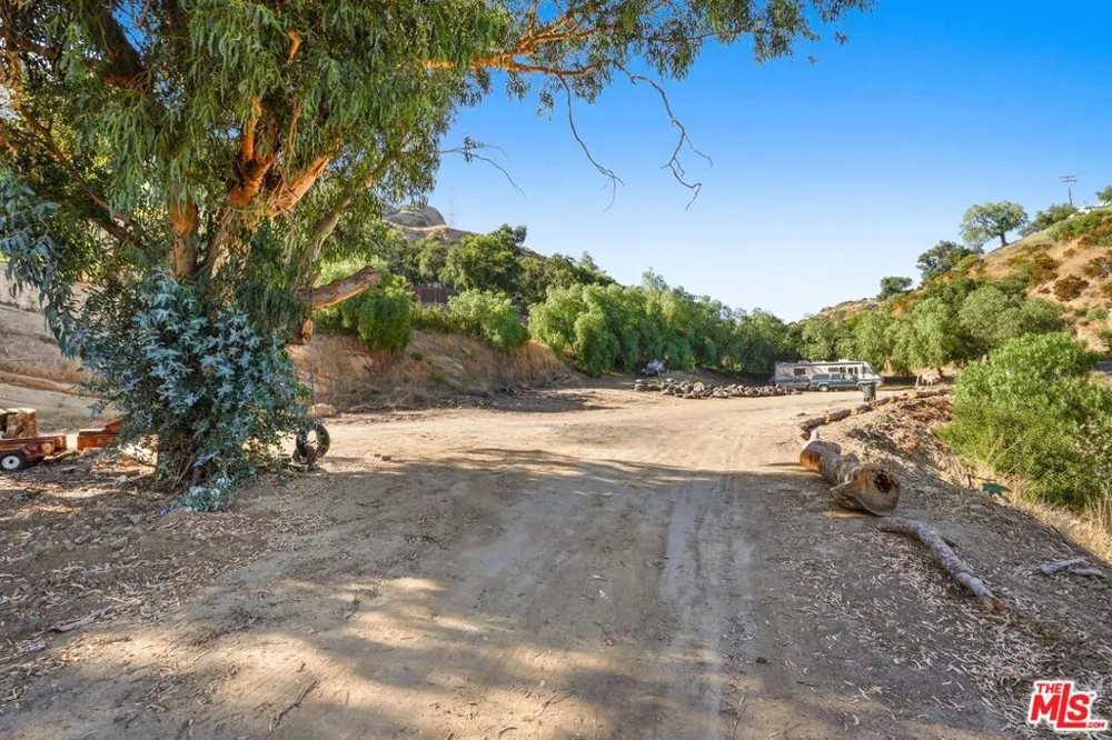670 Bryant Drive Canoga Park, CA 91304