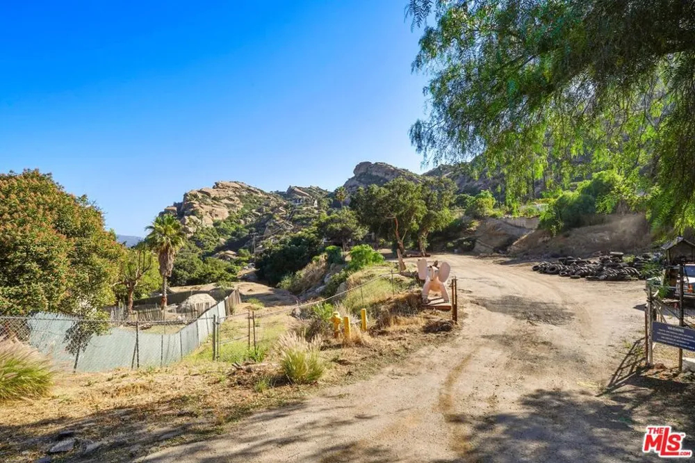670 Bryant Drive Canoga Park, CA 91304