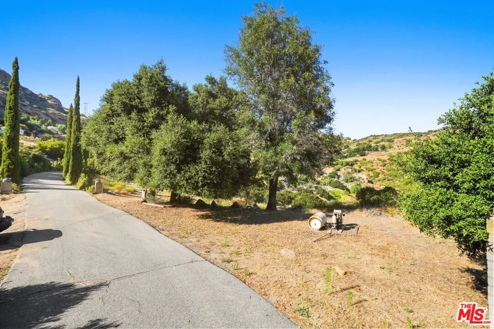 670 Bryant Drive Canoga Park, CA 91304