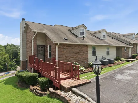 204 Village Cir W