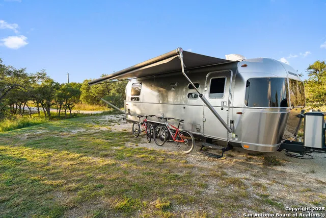 370 Gray Wolf Blanco, TX 78606