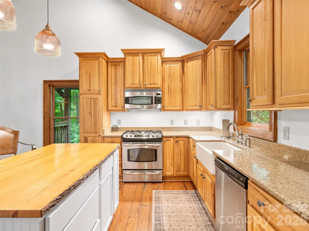 47 Falls Crossing Road Burnsville, NC 28714