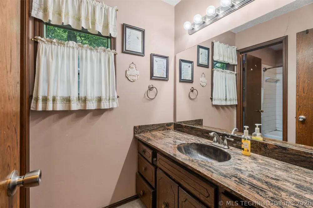 1329 Oakdale Drive Bartlesville, OK 74006