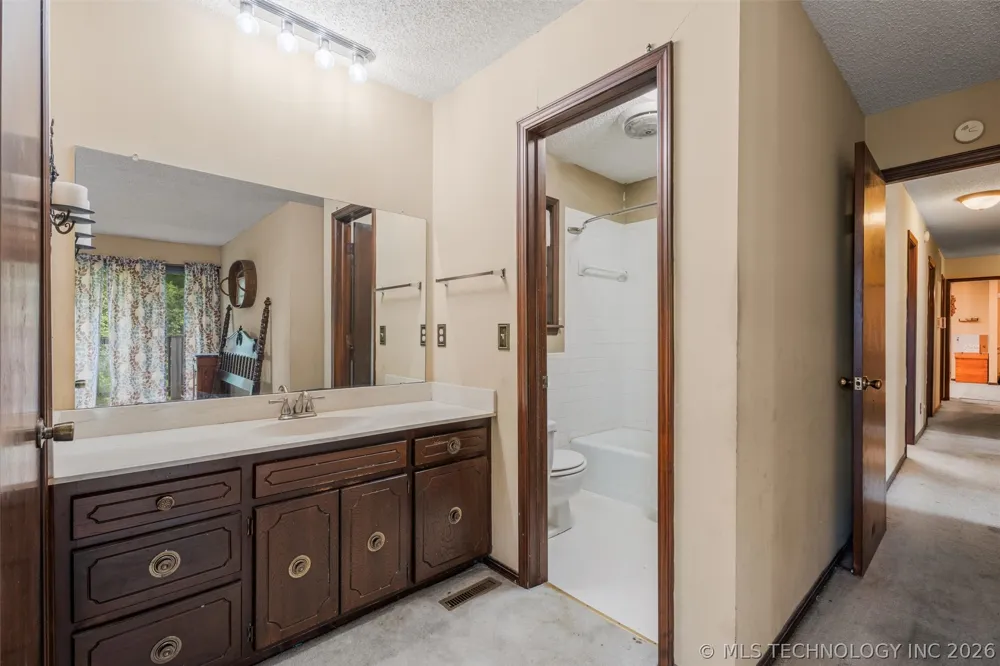 1329 Oakdale Drive Bartlesville, OK 74006