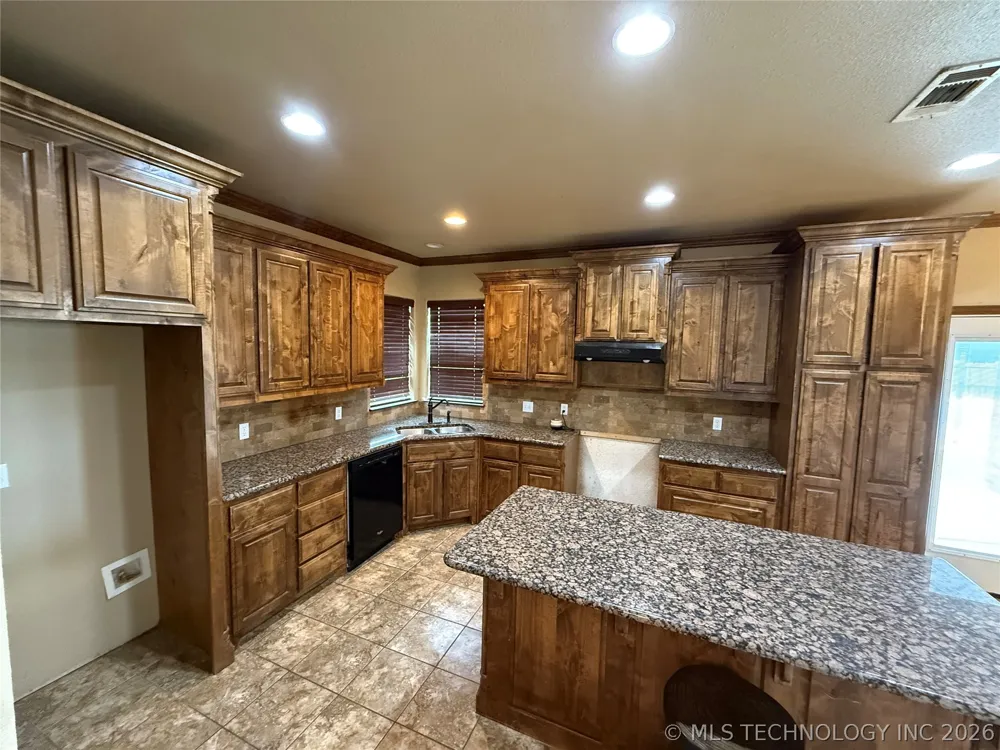 22 Covington Lone Grove, OK 73401