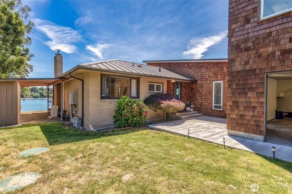 8829 SW Quartermaster Drive Vashon, WA 98070