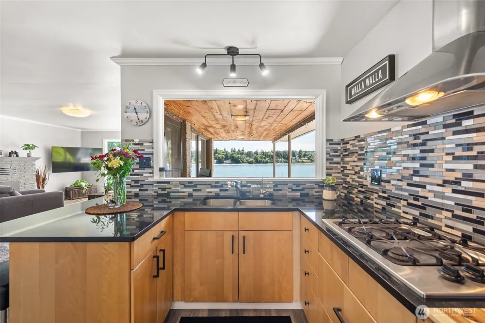 8829 SW Quartermaster Drive Vashon, WA 98070