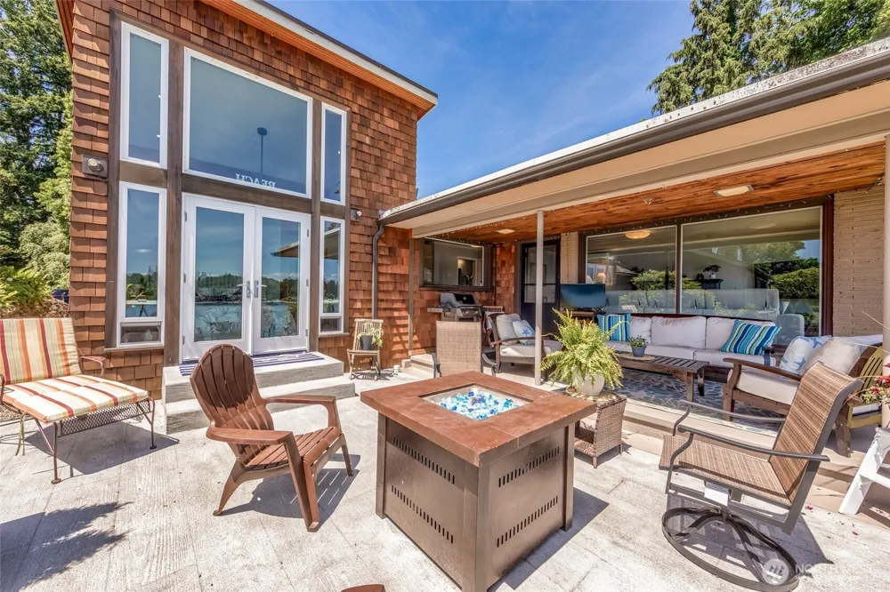 8829 SW Quartermaster Drive Vashon, WA 98070