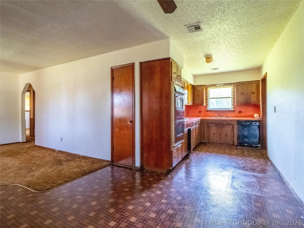 708 S 6th Street Hartshorne, OK 74547