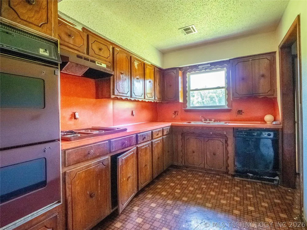 708 S 6th Street Hartshorne, OK 74547