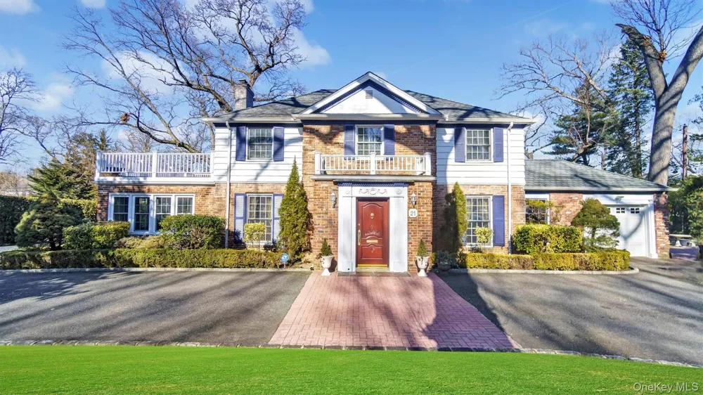 21 Bayview Avenue Great Neck, NY 11021