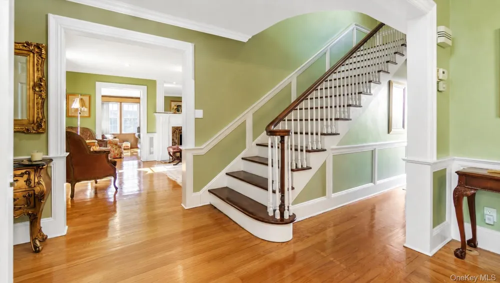 21 Bayview Avenue Great Neck, NY 11021