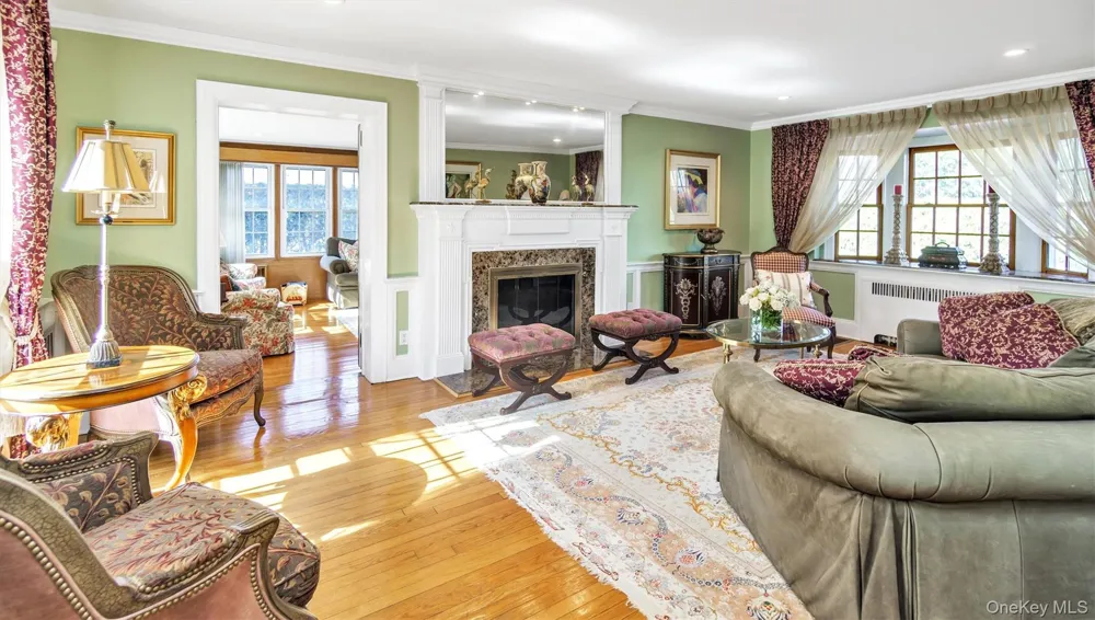 21 Bayview Avenue Great Neck, NY 11021