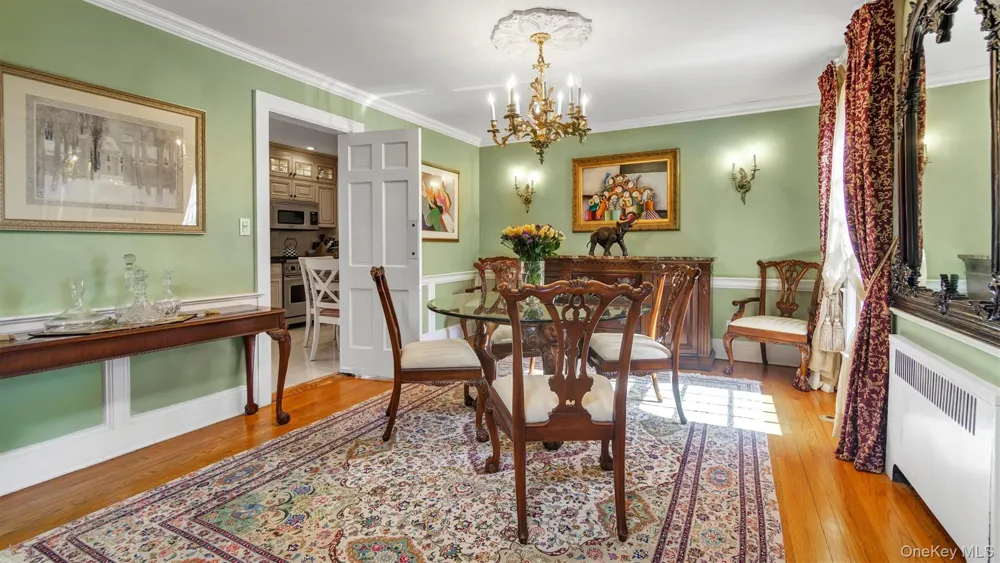 21 Bayview Avenue Great Neck, NY 11021