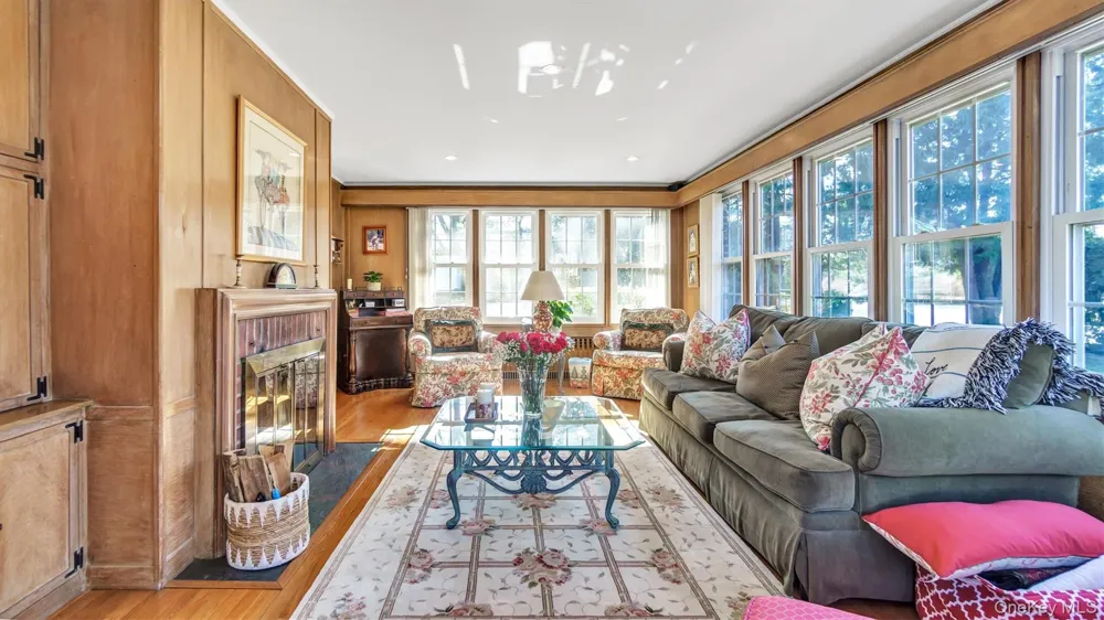 21 Bayview Avenue Great Neck, NY 11021