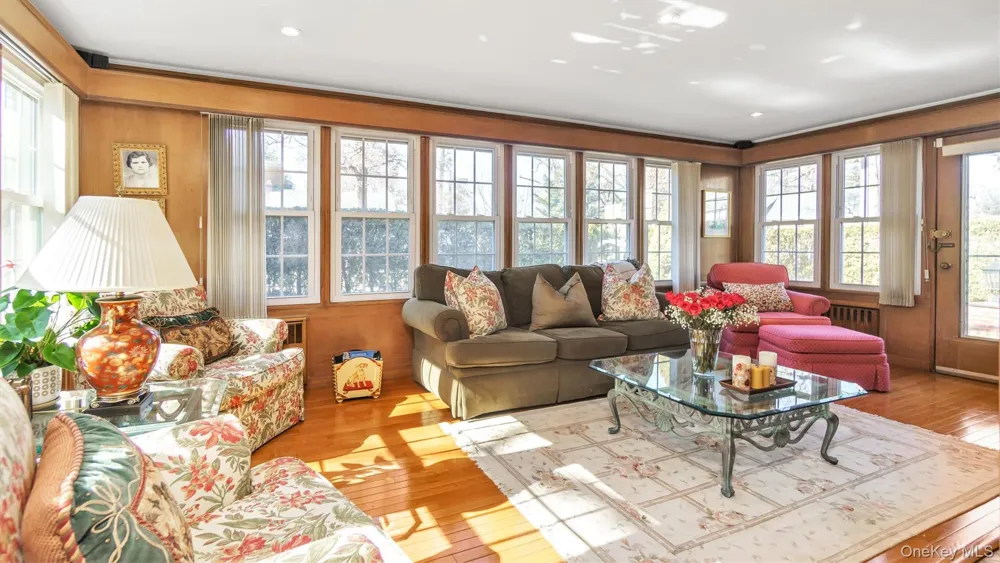 21 Bayview Avenue Great Neck, NY 11021
