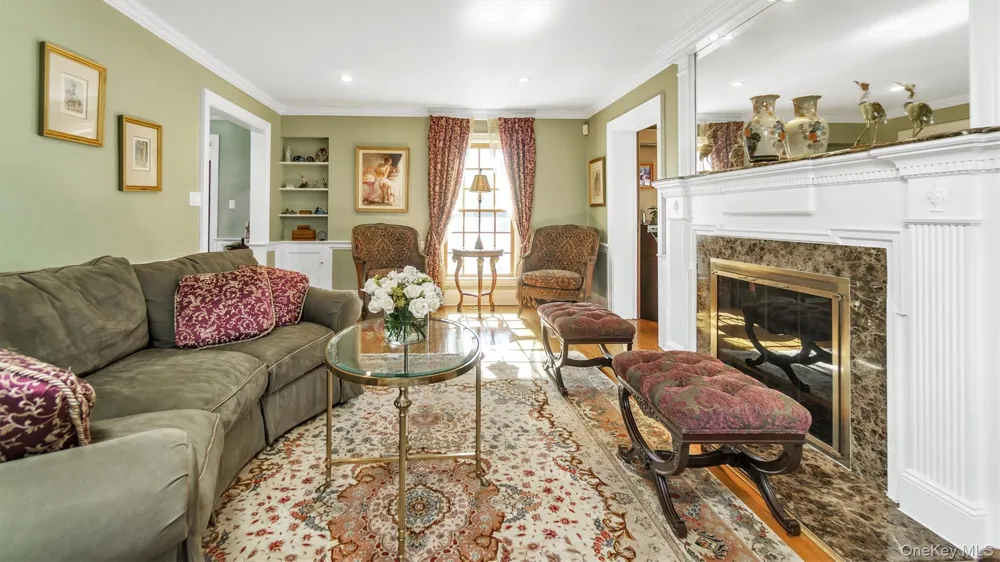 21 Bayview Avenue Great Neck, NY 11021