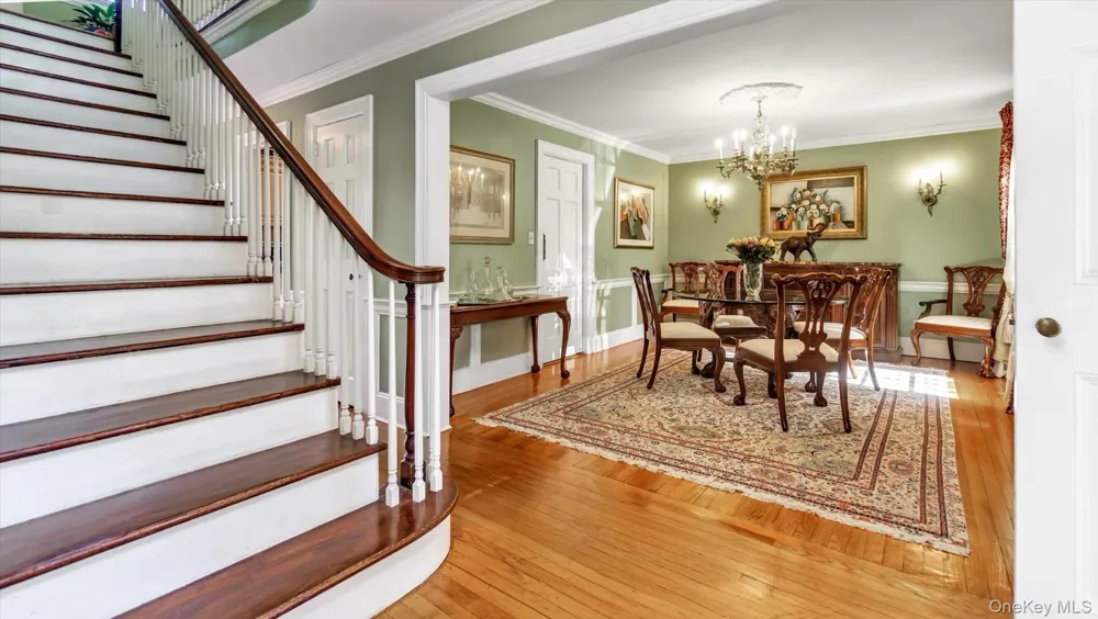 21 Bayview Avenue Great Neck, NY 11021