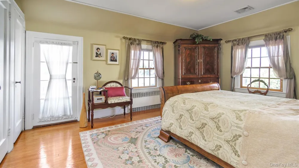 21 Bayview Avenue Great Neck, NY 11021
