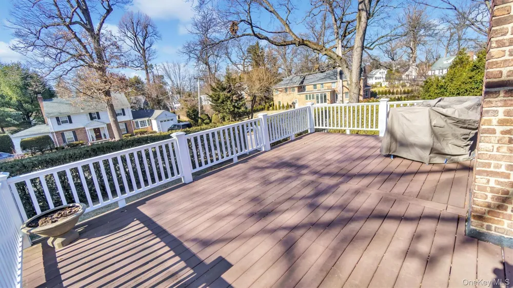 21 Bayview Avenue Great Neck, NY 11021