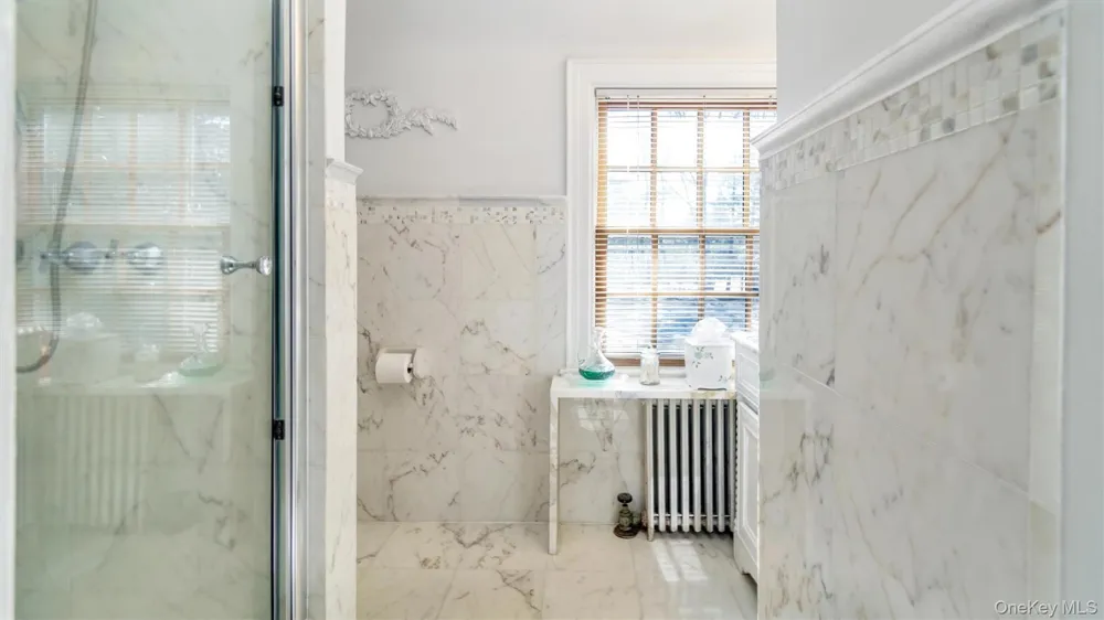 21 Bayview Avenue Great Neck, NY 11021