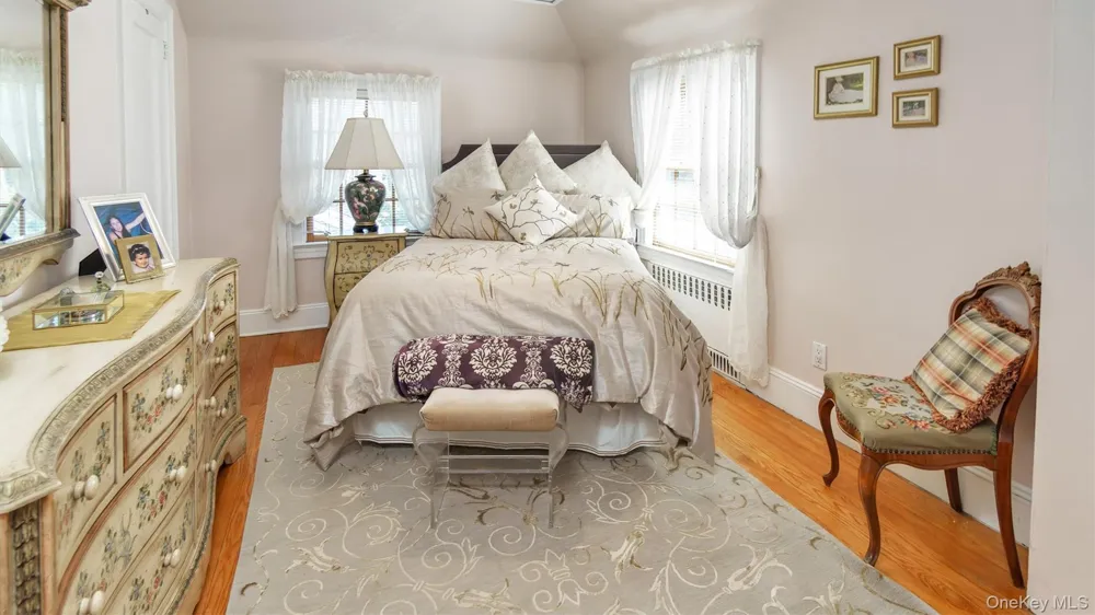21 Bayview Avenue Great Neck, NY 11021