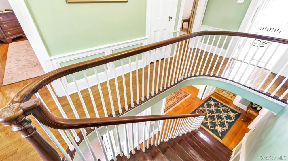 21 Bayview Avenue Great Neck, NY 11021