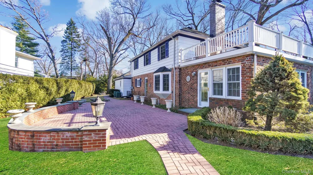 21 Bayview Avenue Great Neck, NY 11021