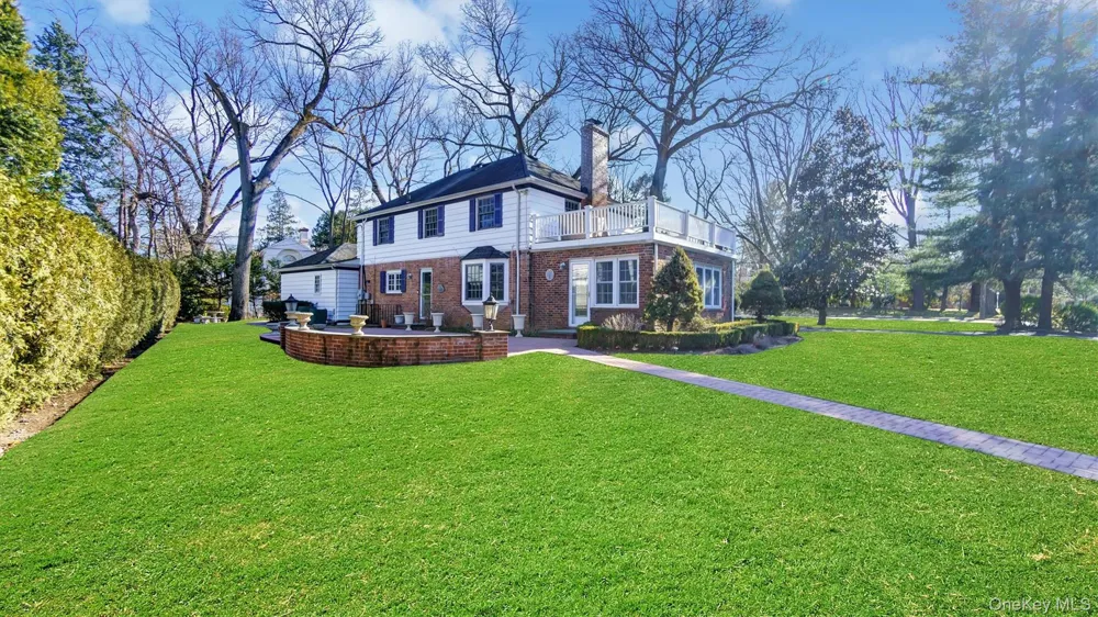 21 Bayview Avenue Great Neck, NY 11021