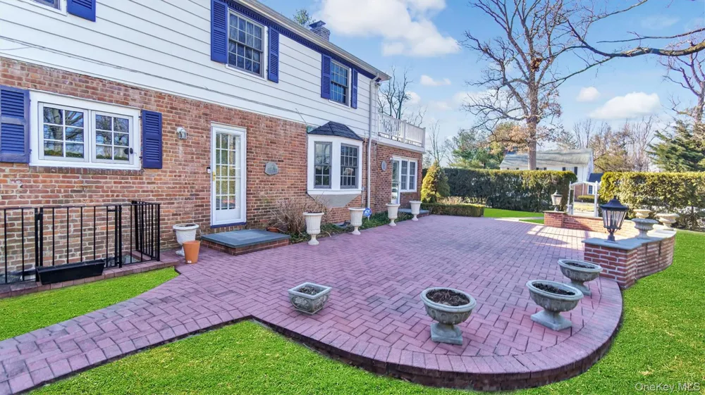 21 Bayview Avenue Great Neck, NY 11021