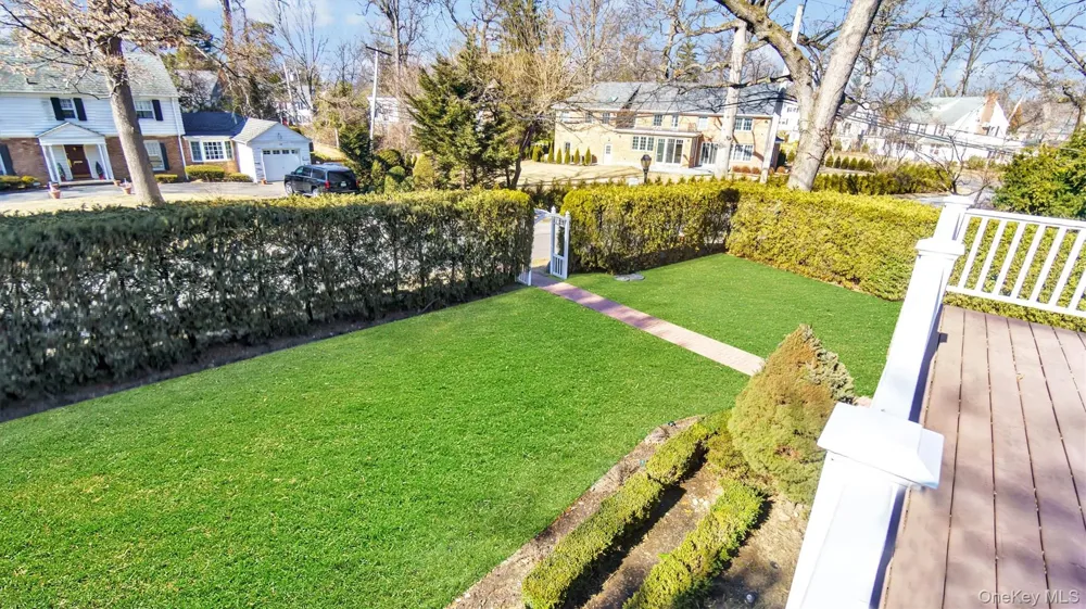 21 Bayview Avenue Great Neck, NY 11021