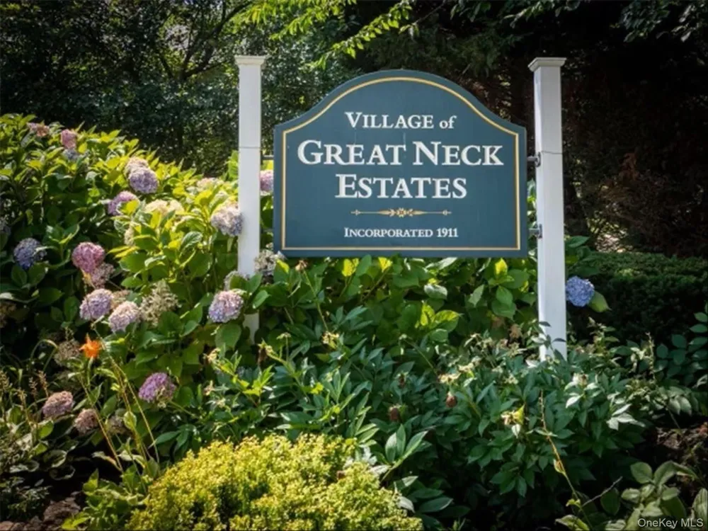 21 Bayview Avenue Great Neck, NY 11021