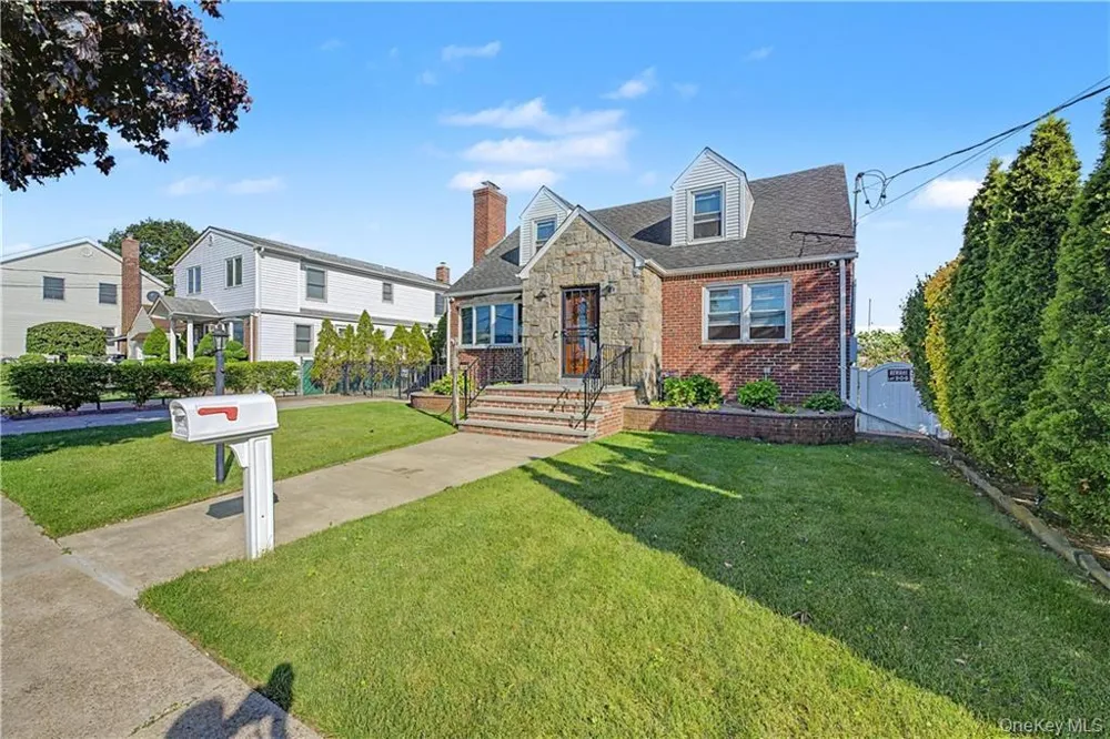 465 Washington Place Mineola, NY 11501