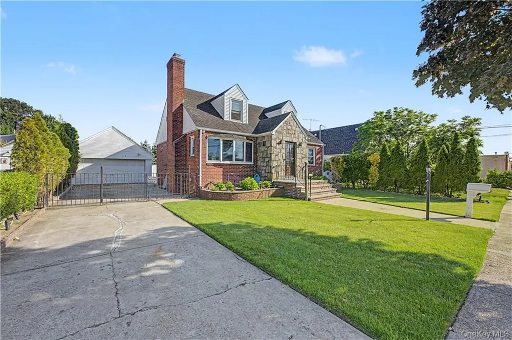 465 Washington Place Mineola, NY 11501
