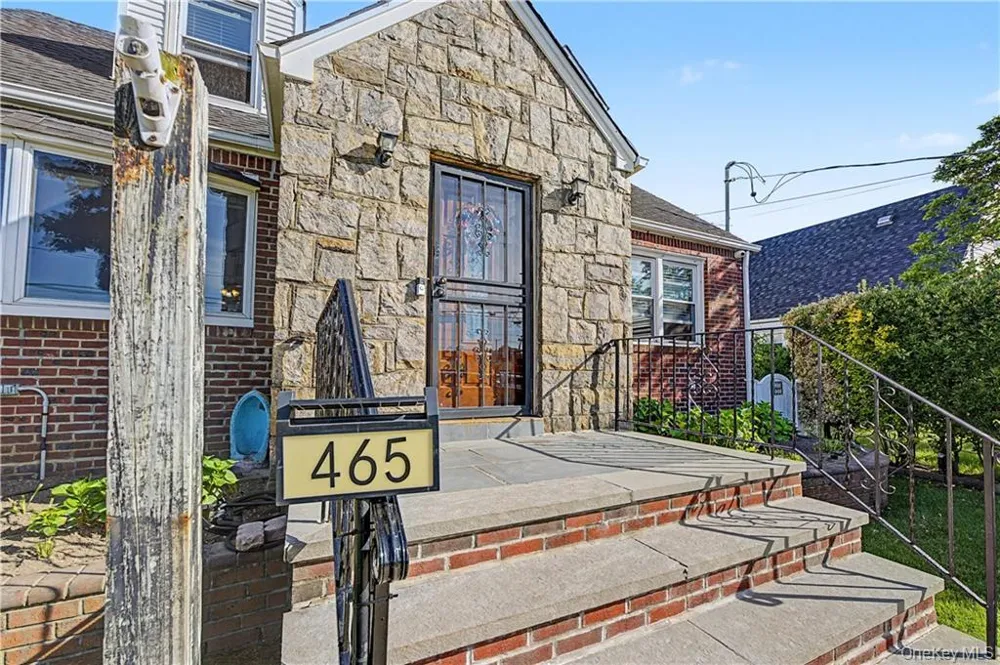 465 Washington Place Mineola, NY 11501