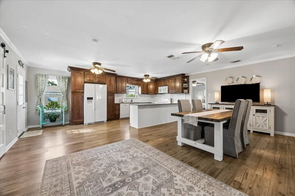 126 Dolphin Galveston, TX 77550