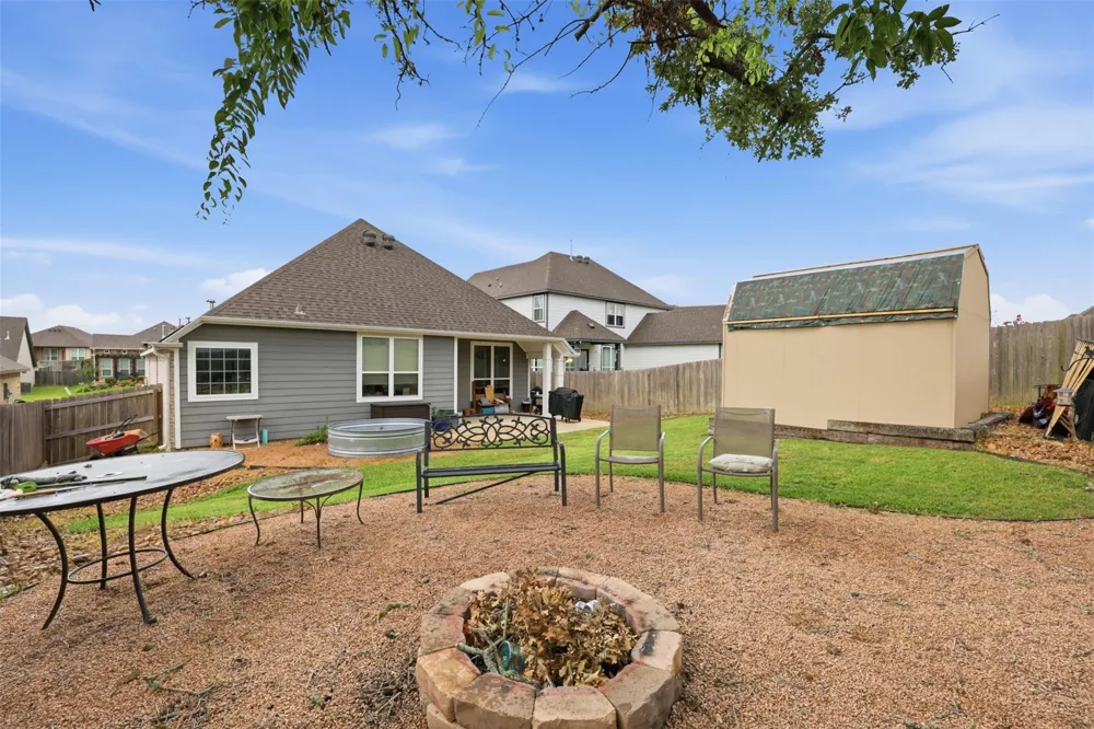 915 Farm Path Brenham, TX 77833