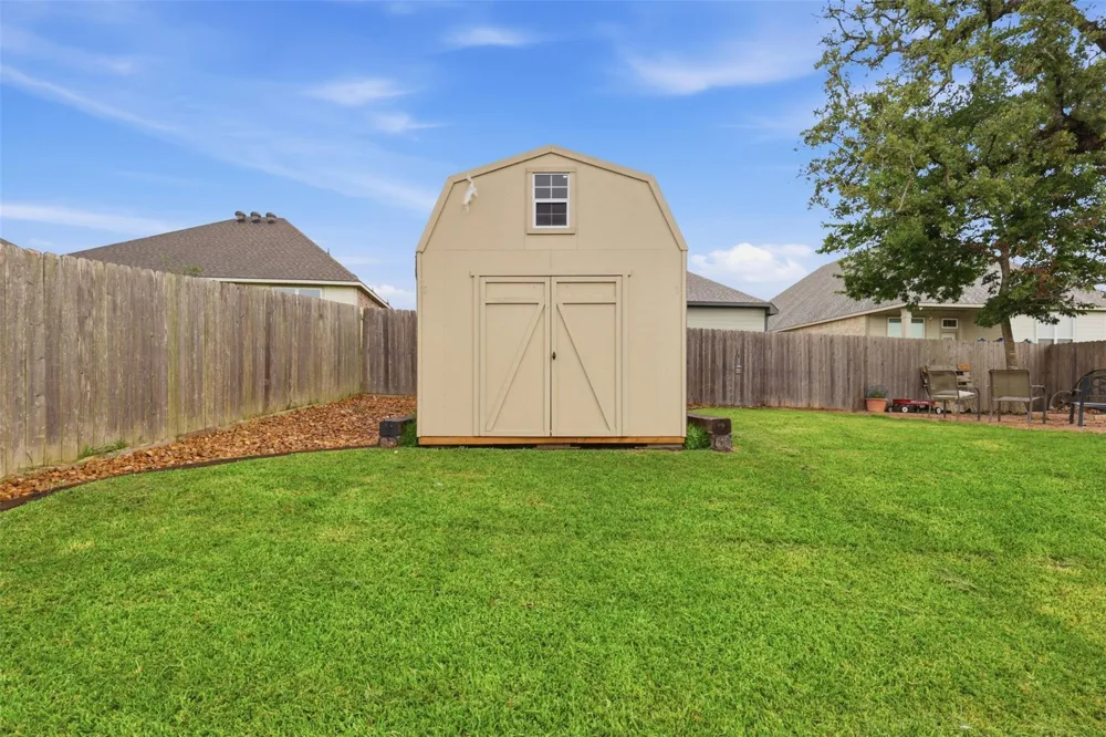 915 Farm Path Brenham, TX 77833