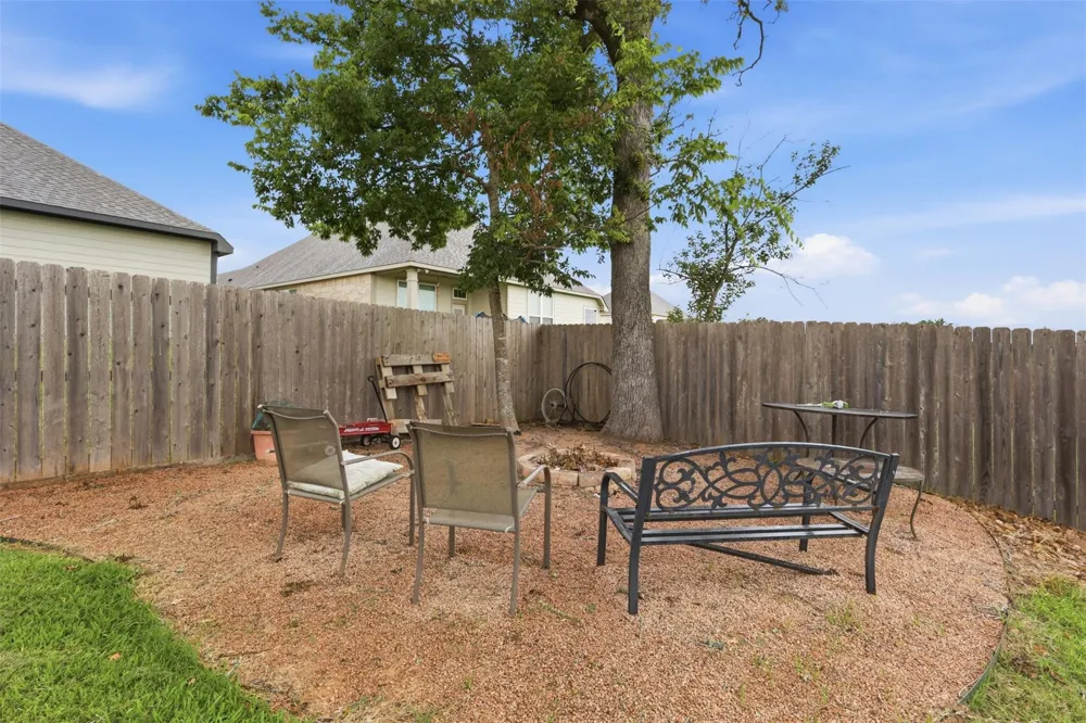 915 Farm Path Brenham, TX 77833