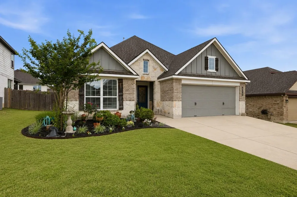 915 Farm Path Brenham, TX 77833