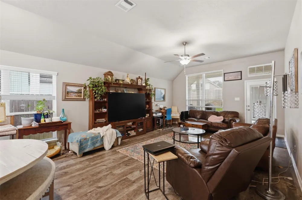 915 Farm Path Brenham, TX 77833