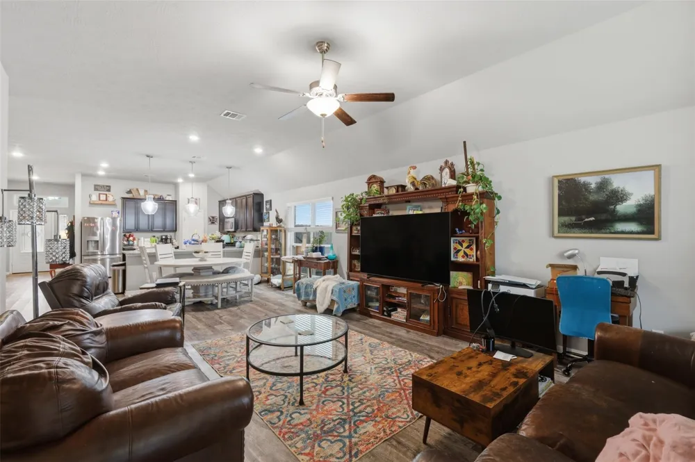 915 Farm Path Brenham, TX 77833