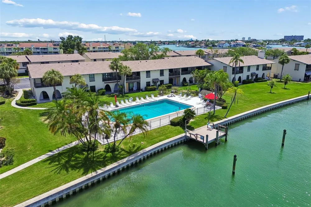 552 PLAZA SEVILLE COURT #97 Treasure Island, FL 33706