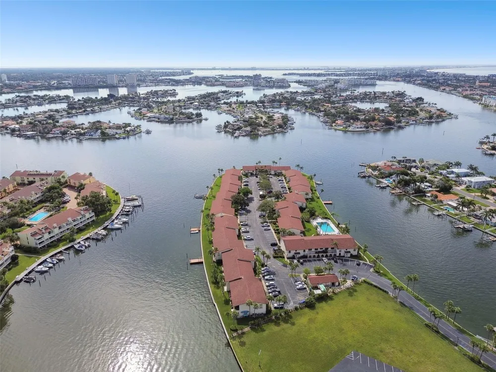 552 PLAZA SEVILLE COURT #97 Treasure Island, FL 33706